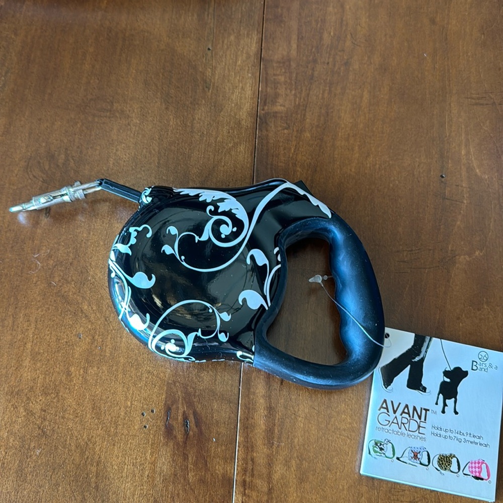 Avant Garde Retractable Leashes